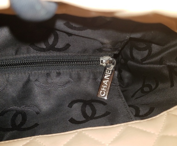 😁SOLD😳 Chanel Cambon Beige/Black Vintage Tote - Picture 5 of 6